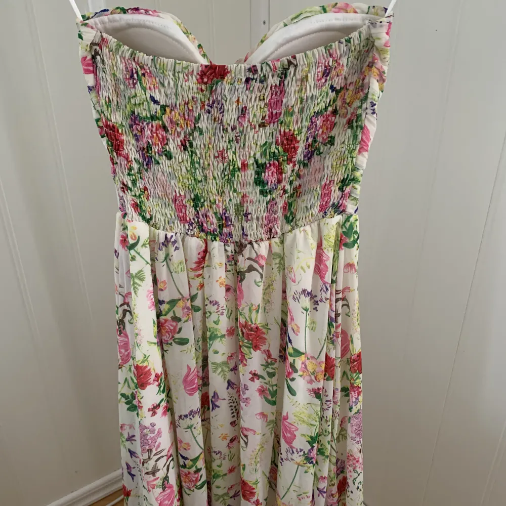 Säljer denna blommiga långklänning. Den är i jättefint skick! Skriv om ni har några frågor💞. Klänningar.