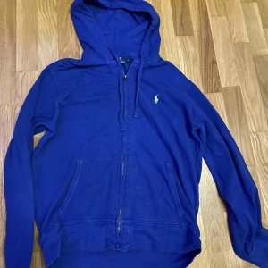 Blå polo Ralph lauren zip - Säljer den då den är för liten för mig. Det är lite tecken på använd men inga större defekter. 