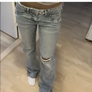 Hm jeans - Säljer exakt dehär jeansen från hm som inte kommer till användning ❤️ passar 32/34, har inga egna bilder på men skriv om mått osv.