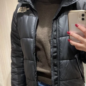 North Face vinterjacka - Svart North face jacka som passar till allt. Den är i bra skick och endast använd två vintrar. Original pris var 2200kr. Priset kan diskuteras vid snabb affär  