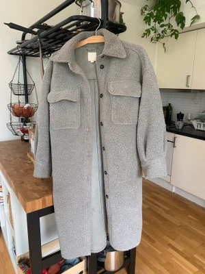 Vinterjacka Teddy - En jättefin Teddy/frotté jacka! Oversized, jätte bekväm, varm och rejäl vinterjacka. Från H&M, står storlek XS men är ovsersize så passar absolut S och M också. 