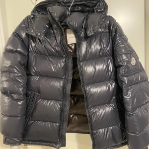 Moncler Maya - Säljer min Moncler Maya. Navy Storlek 2 Cond: 8/10 lös cartoon annars flawless. Digitalt kvitto finns Bin: 8000kr