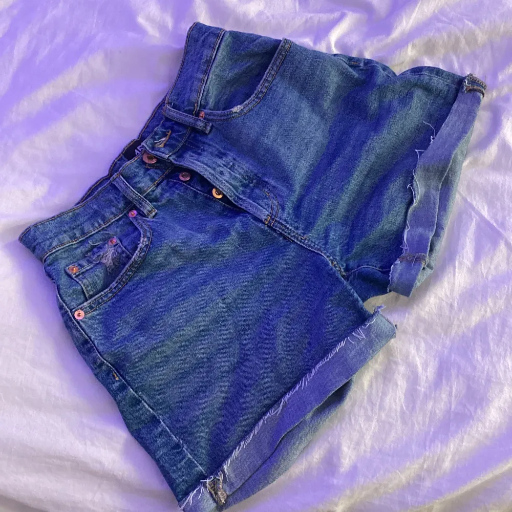 Säljer dessa jättefina jeansshorts pga att de har blivit för små för mig. Dem är i storlek XS, men det hade funkat på någon med storlek S också. 💕 Dem är jättesnygga och i bra skick! Köpte dem för 200kr. . Shorts.