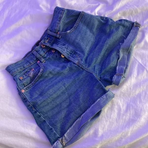 Blåa Jeans Shorts - Säljer dessa jättefina jeansshorts pga att de har blivit för små för mig. Dem är i storlek XS, men det hade funkat på någon med storlek S också. 💕 Dem är jättesnygga och i bra skick! Köpte dem för 200kr. 