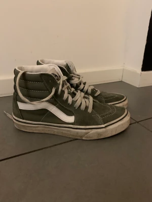 Vans - Gröna vans, ett hål därframme men det syns knappt. Pris kan diskuteras. Kommer såklart tvätta dem innan jag skickar iväg de