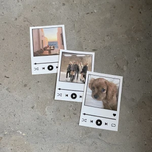 Klistermärken - Klistermärken med Spotify motiv, välj bild helt själv. Mått på klistermärket är 5x3,5cm. Matt 7kr/st & Glans 9kr/st frakt tillkommer alltid på 20kr.  💌 Instagram - Vikiicom