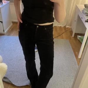 Manchesterbyxor - Svarta o supermjuka manchesterbyxor med coola bakfickor. Köpta secondhand men superfint skick. Jag själv har aldrig använd dem pga för små (😫). Dubbelkolla gärna m mig innan du trycker ”köp nu”. 