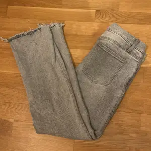 Säljer ett par gråa jeans från current/Elliott. De är mid waist och raka i benen. Säljer då de är alldeles för korta på mig, passar nog jättefint på någon som är 160 cm och under. Jag fick dem begagnat men har själv aldrig använt dem, väldigt bra skick❤️