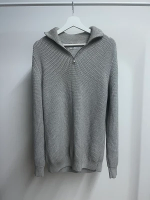 Grå half-zip zara  - Knappt använd är i nyskick.