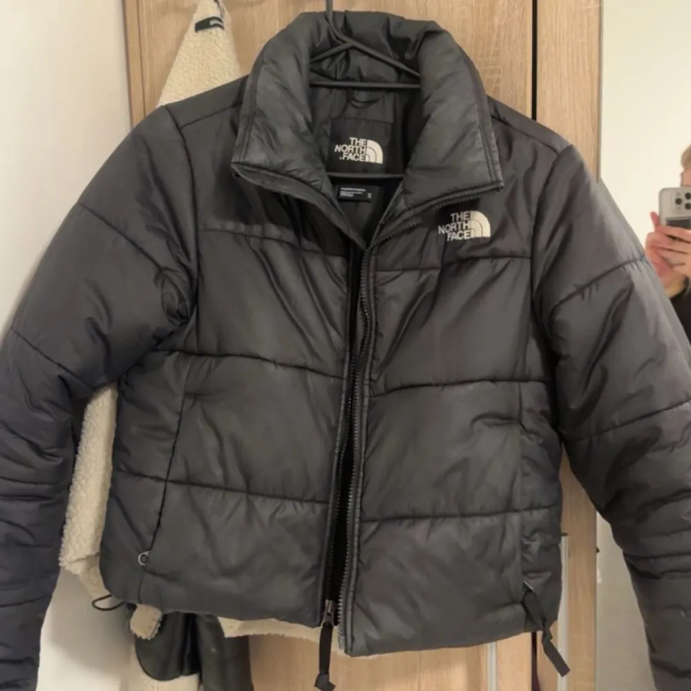 Säljer en The North Face jacka i storlek xs men passar S också🤍 Jag är 170 och brukar oftast ha storlek XS eller S Skicka pris förslag🤍. Jackor.