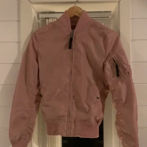 Alpha industries jacka  - Super fin jacka tyvärr saknas den röda tagen men annars inga flaws ✌️