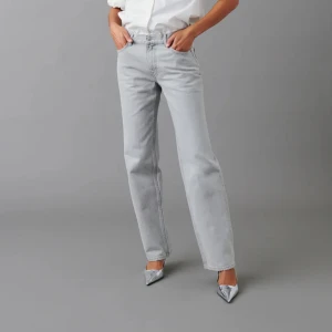 Low straight jeans - Säljer dessa snygga jeans från Ginatrico då dem inte kommer till användning längre💗