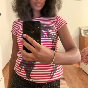 Randig t-shirt med tryck - Så unik o snygg t-shirt i bra skick! Barnstorlek 164 men passar mig som brukar ha S i toppar! Pris kan sänkas vid snabb affär ❣️