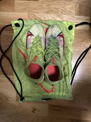  Nike Mercurial Superfly 8 Elite FG  - Storlek 42,5  Använt ca 8 månader Det är elite modellen vilket är den bästa modellen av alla mercurial.  Ny pris ca.2700kr