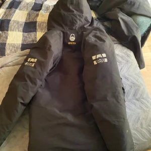 Vinterjacka säljes  - Säljer denna jacka då den inte passar längre har använts 2 vintrar storleken funkar som M och L