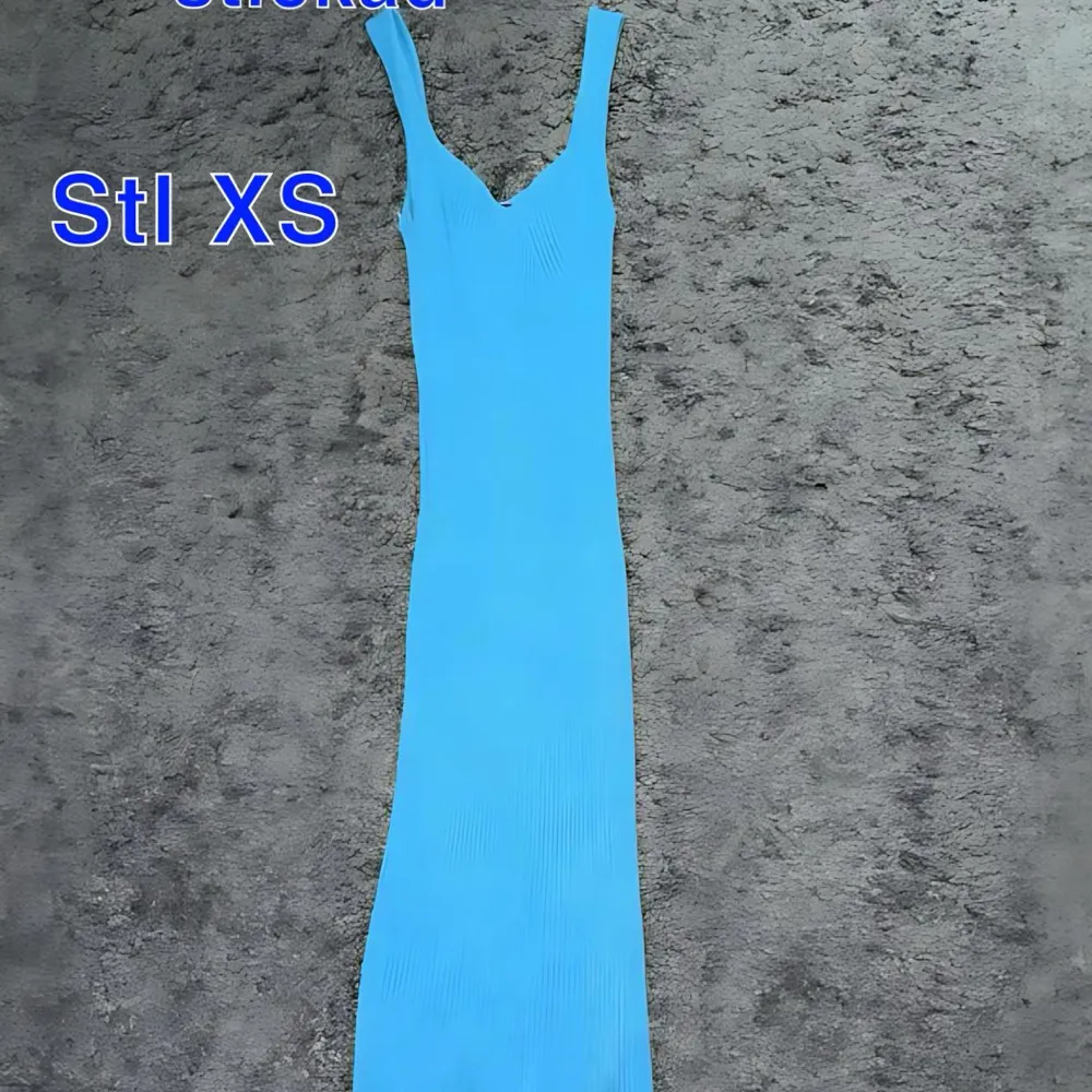 Blå ribbad långklänning från Gina tricot oanvänd🥰 Stl Xs. Klänningar.