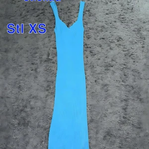 Gina tricot klänning - Blå ribbad långklänning från Gina tricot oanvänd🥰 Stl Xs