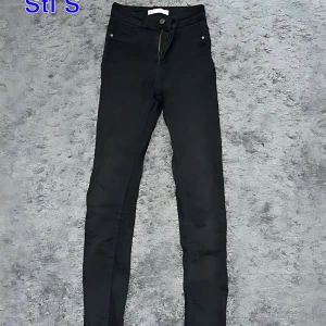 Molly Jeans från Gina tricot - Svarta Molly jeans från Gina tricot, stl S🥰