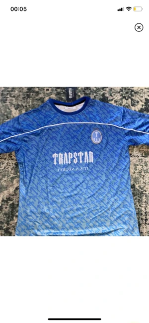 Trapstar T-shirt  - Säljer nu denna helt oanvända trapstar fotbollströja då den var för stor på mig. Fick den av mina föräldrar när jag fyllde år. Alla lappar och tags är kvar.
