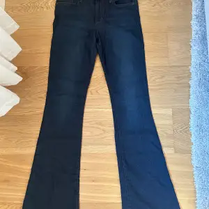 Helt nya low waist jeans strl 25💞 passar perfekt i längden på mig som är 170cm! Mycket fin marinblå färg💖 Frakt tillkommer!!