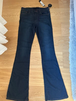 Low waist jeans💞 - Helt nya low waist jeans strl 25💞 passar perfekt i längden på mig som är 170cm! Mycket fin marinblå färg💖 Frakt tillkommer!!
