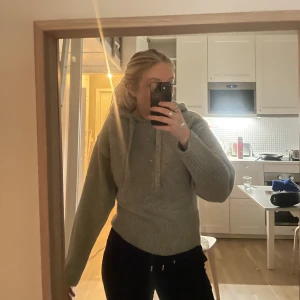 Stickad Hoodie Zara  - Jätte fin stickad tröja från Zara, endast testad. Säljs pga fel storlek. Den är storleken är slutsåld på Zara.