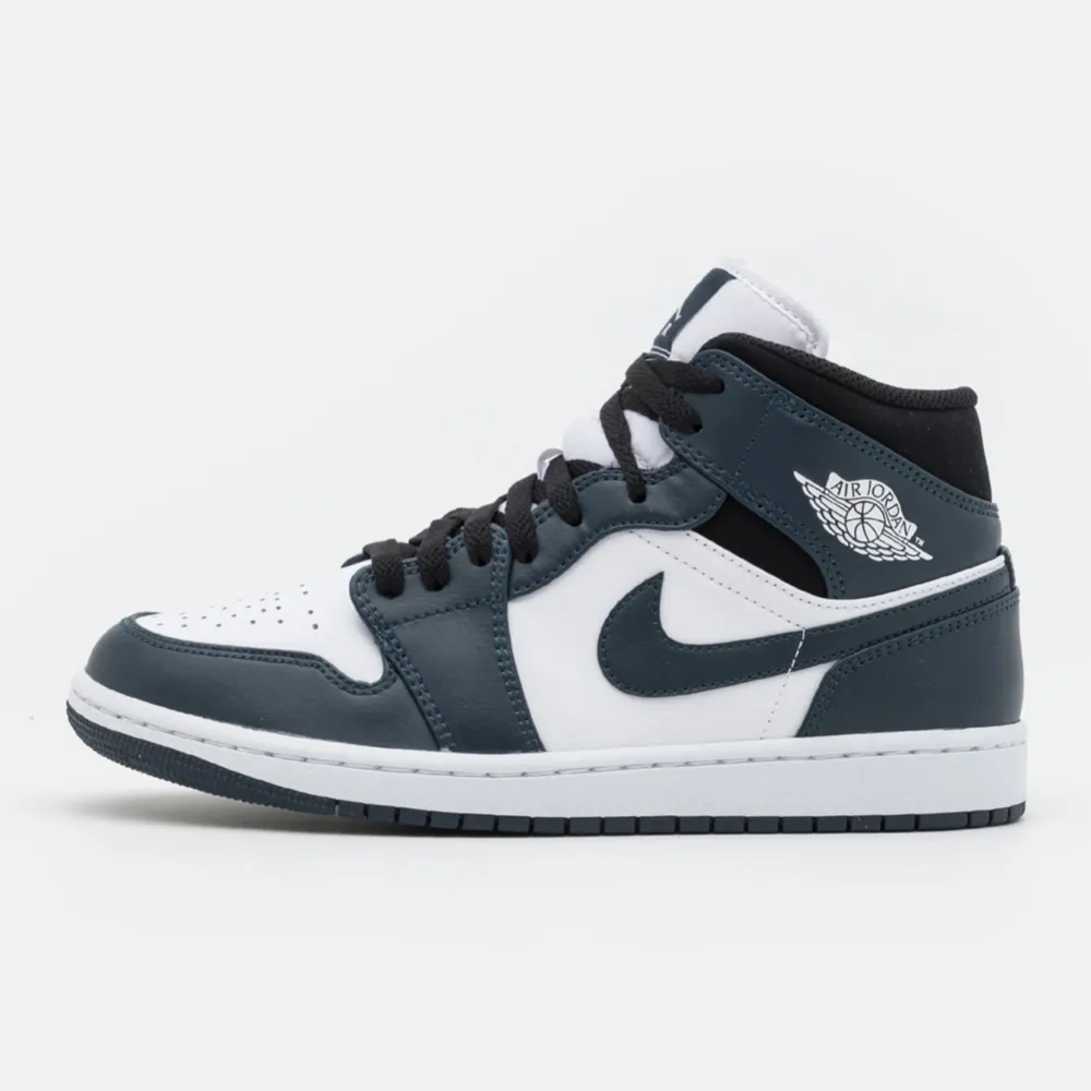 Säljer mina Jordan 1 Mid i färgen ”Dark teal” Dem är i använt sick men med bra kvalite. Köpta för 2600kr! . Kengät.