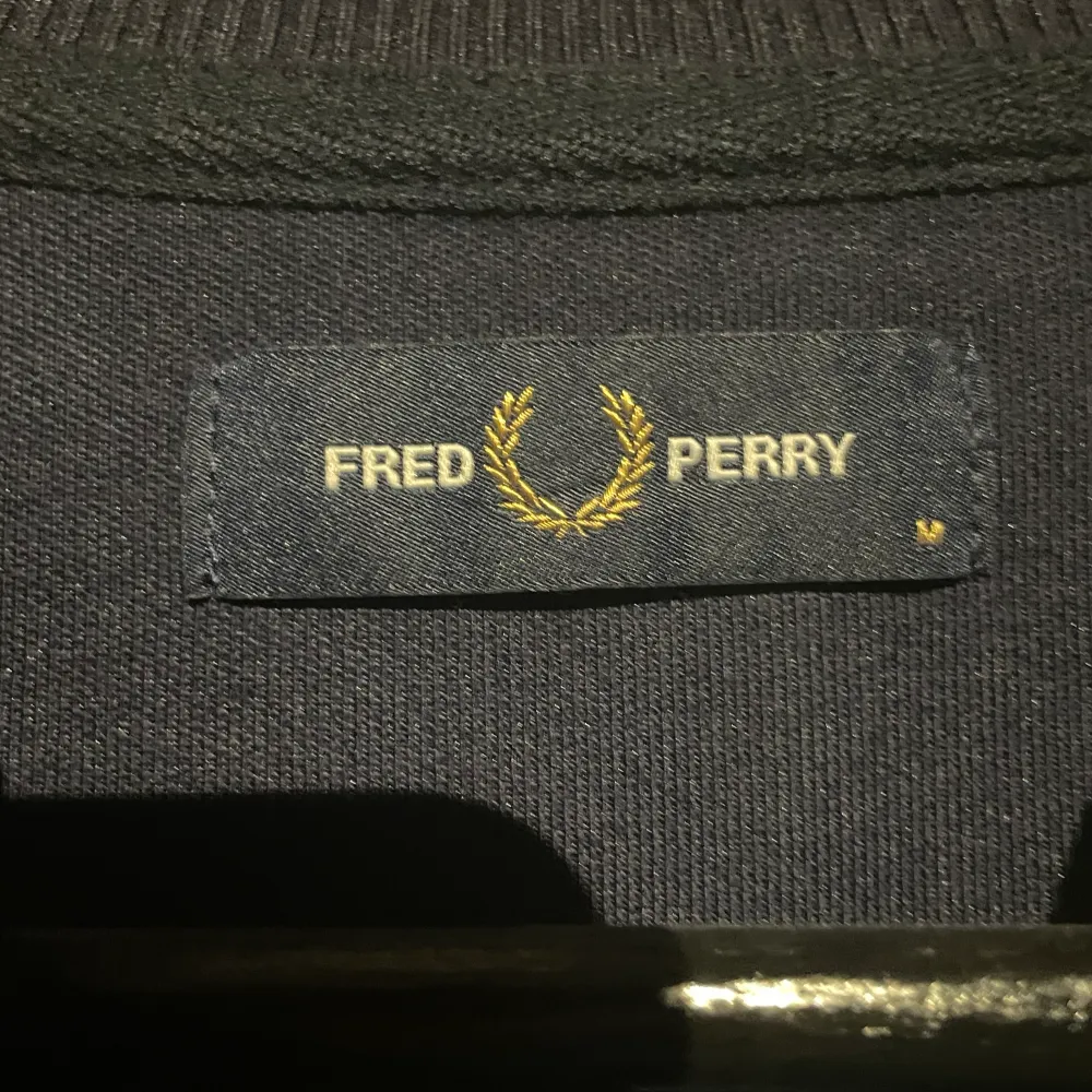 Riktigt snygg full zip från fred Perry, helt ren, 10/10 skick. Den är carbon blue men ser svart ut på bilden.. Tröjor & Koftor.