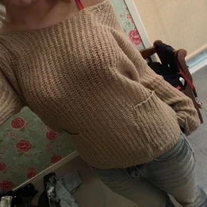 Stickad tröja med fickor - Säljer en super söt stickad tröja med två fickor på magen, kom privat vid eventuella frågor❤️