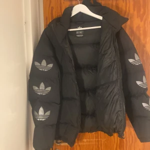 Adidas puffer jacka  - Säljer min adidas jacka med ett fantastiskt skick, märket finns på båda sidor av armen plus är den farm och hållbar. Den köptes förra året men fåtal använd!😆