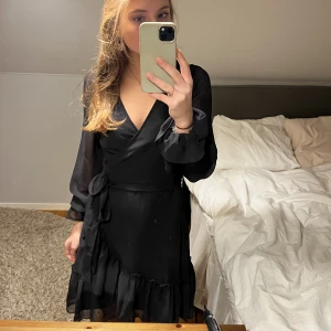 Klänning - Superfin klänning med omlott 🌟