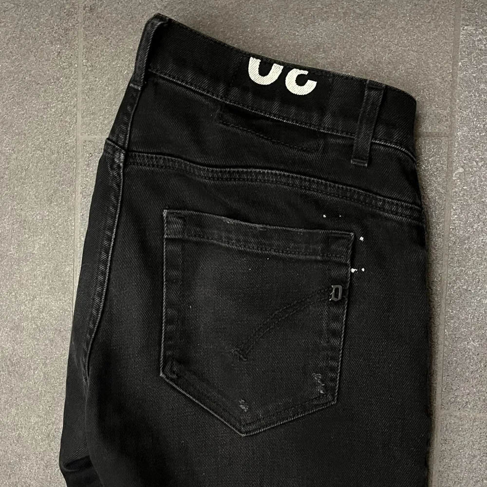 Säljer nu mina svarta dondupjeans i modellen George skinny fit i storlek 30. Jeans & Byxor.