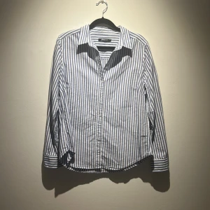 Skjorta  - Inga fläckar eller skråmor, bra skick.