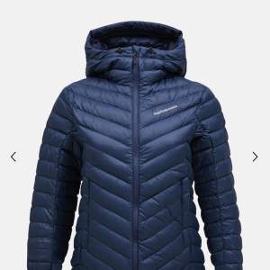 Frost down Hood jacket. Säljer min mörk blå peak jacka eftersom den ej kommer till användning längre. Lite äldre modell men bra skick. Skriv privat för mer egna bilder🥰