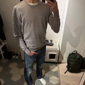 Säljer nu en skit snygg CREW NECK från J.LINDBERG i färgen grå🩶Den är lite mer åt det tajtare hållet, enligt mig väldigt skönt 👍Den är i Merinoull. Skick: 9,5/10 näst intill ny,  köpt på nk för 1400kr 👌 skriv om du har några funderingar 👌😉