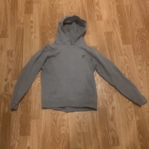 Lyle and scott Huvtröja/Hoodie  - Lyle and scott Huvtröja i bra skick. Nypris 699kr,  