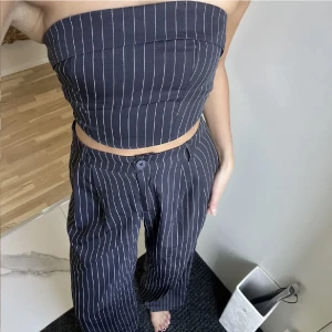 Blått set - Superfint Marinblått set😍använd fåtal gånger så i bra skick! Säljer då de inte kommer till användning. Jag är 168 och dom är nästan för långa på mig💕