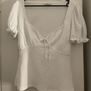Vit blus  - Jätte fin blus 🤍🤍 passar 36/38 också 