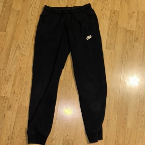 Nike Mjukisbyxor - Säljer mina Nike mjukis byxor då de är för små. De är i storlek S, bra skick. Sällan använda.