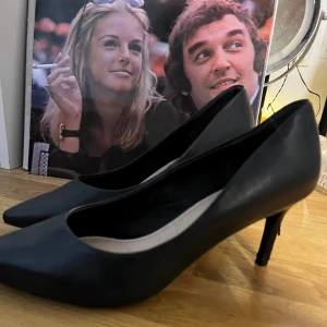 Svarta pumps - Dessa klackskor är perfekta för att ge dig en elegant och sofistikerad look. Oavsett om det är en fest, en middag eller en speciell tillställning, ko