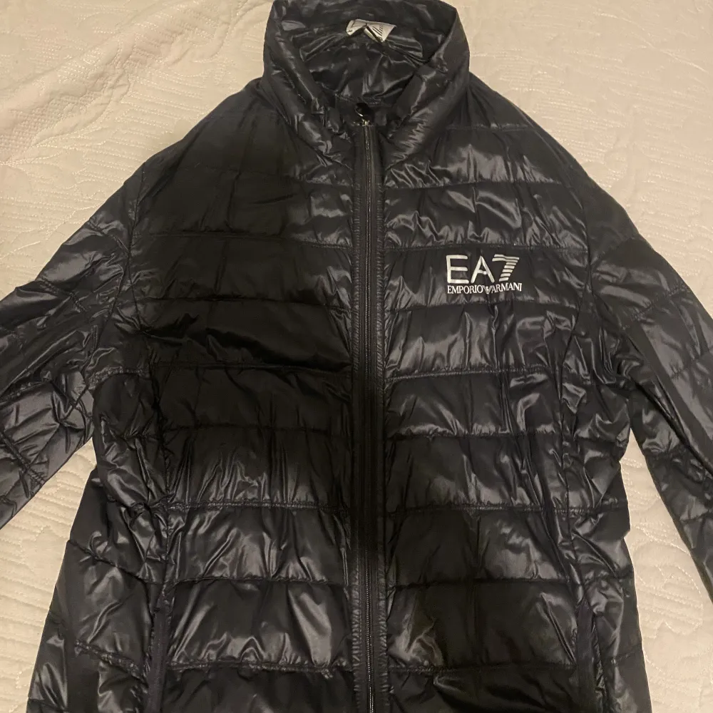 Säljer nu min EA7 jacka som jag inte använder över huvudtaget och bara står i garderoben.. Jackor.