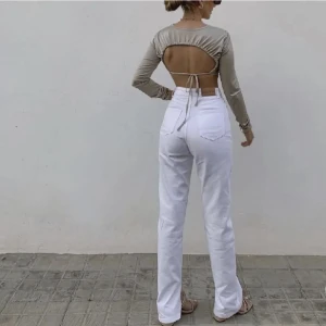 Jeans nakd - Superfina vita jeans med slit i sidan från nakd😍slutsålda på hemsidan men köptes för 450🌸stl 36 
