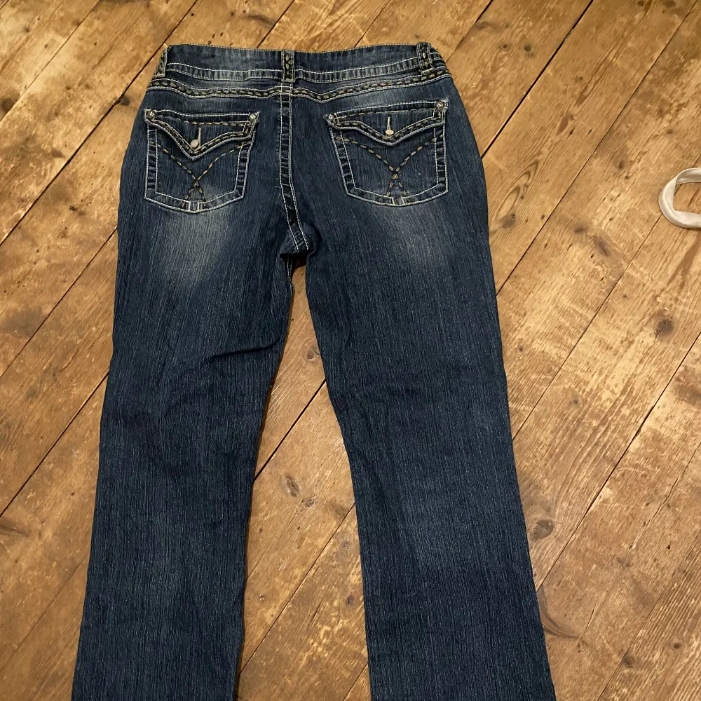 Snygga jeans i y2k stil, lite stora på mig storföretag säljer jag💘. Jeans & Byxor.