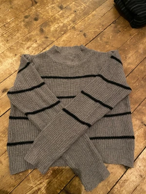 Tunn stickad tröja - Tunn stickad tröja 