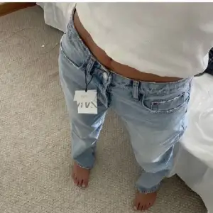 (inte mina bilder!) säljer dessa snygga zara jeans som jag köpte på Plick men som inte passade mig🤍