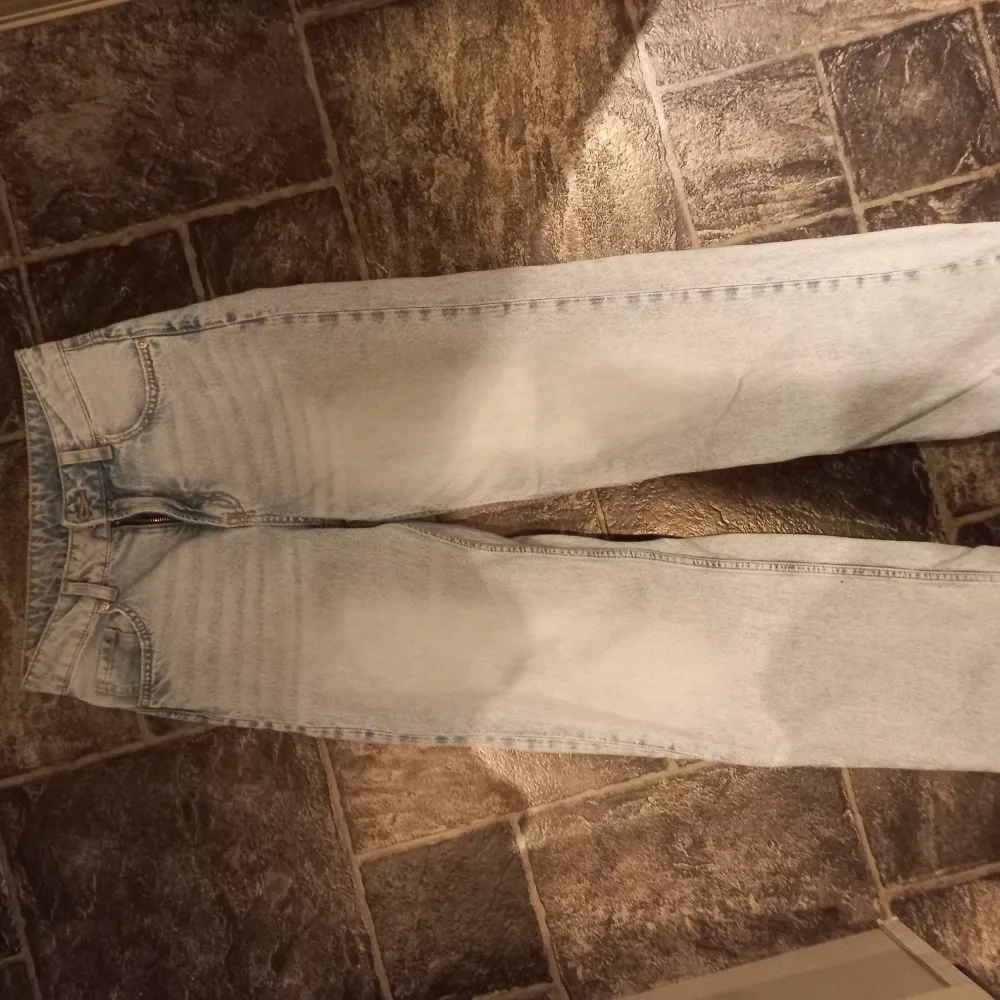 Jättefina lågmidjade baggy jeans som inte kommer till användning, lite slitningar längst ner på benen som inte märks av💕. Jeans & Byxor.