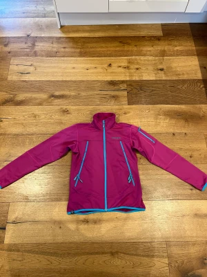 Norröna Fleecetröja Dam - Fin Norröna fleece i mycket bra skick och fin färg. Skönt material på insidan och storlek M. Perfekt för skidsäsongen.