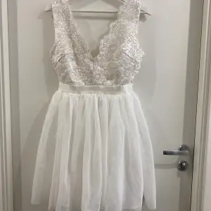 Säljer nu min gamla studentklänning✨ Världens finaste klänning i storlek 38! Endast använd på min student 2019 sedan dess har den bara hängt i garderoben! Nypris 900kr
