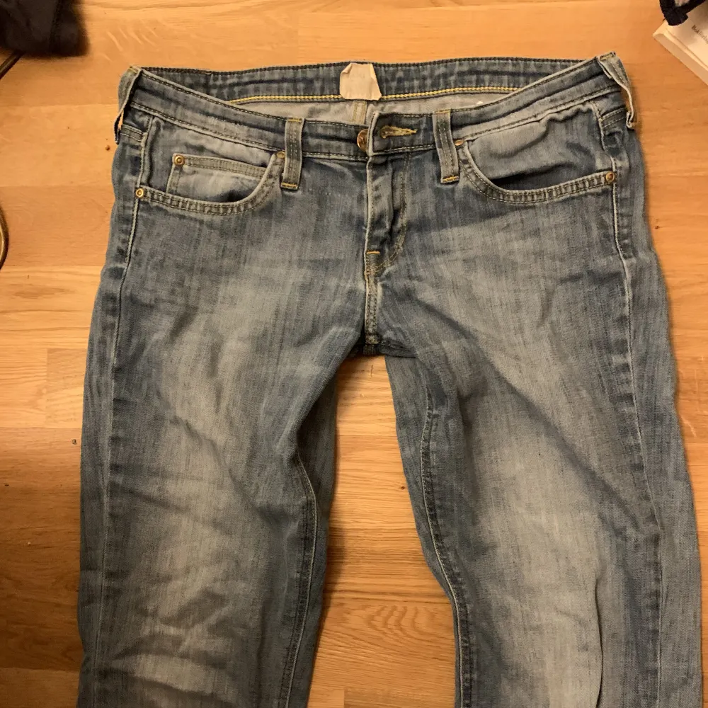 säljer mina väldigt lågmidjade lee jeans då dom har blivit lite för små!! midjemått tvärs över ≈ 38cm 💕 skriv för frågor  💕💕. Jeans & Byxor.