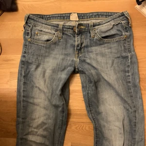 lågmidjade lee jeans  - säljer mina väldigt lågmidjade lee jeans då dom har blivit lite för små!! midjemått tvärs över ≈ 38cm 💕 skriv för frågor  💕💕